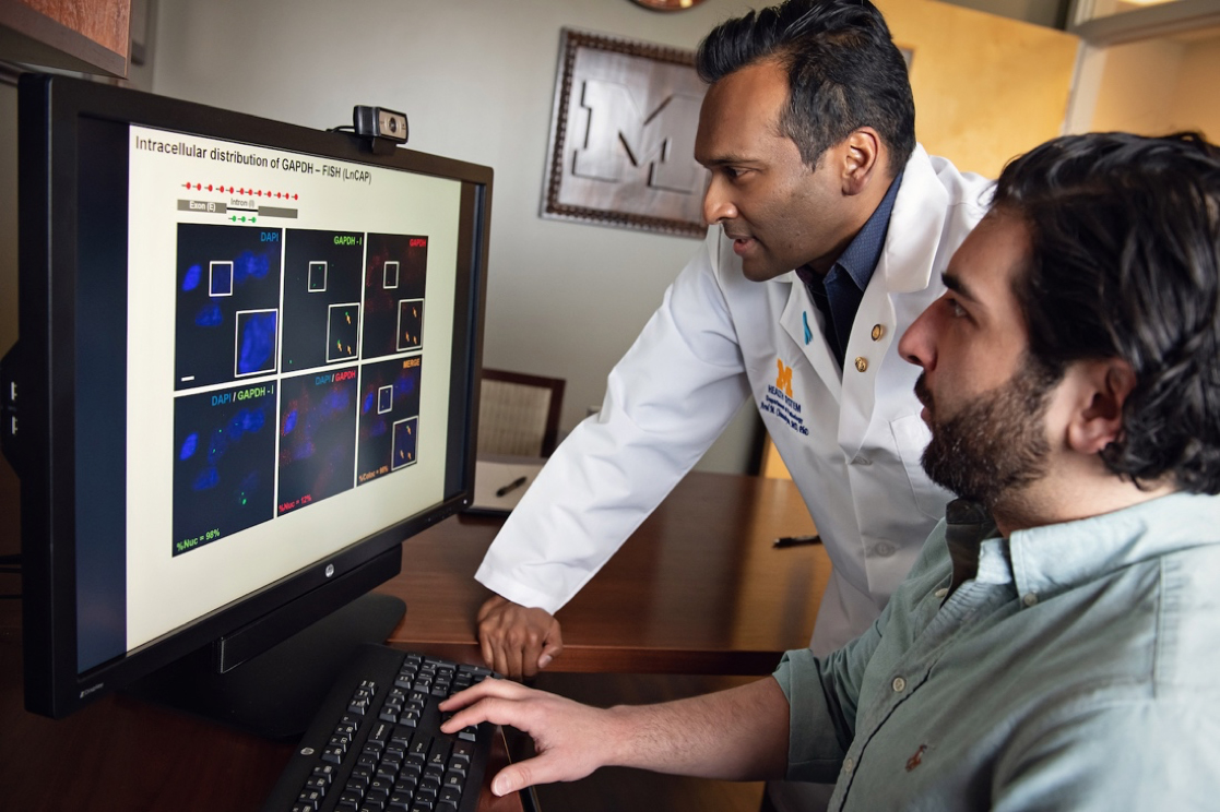 From left to right: Arul Chinnaiyan and Yashar Niknafs analyze prostate cancer cells by FISH analysis. Photo by Michigan Medicine Marketing.